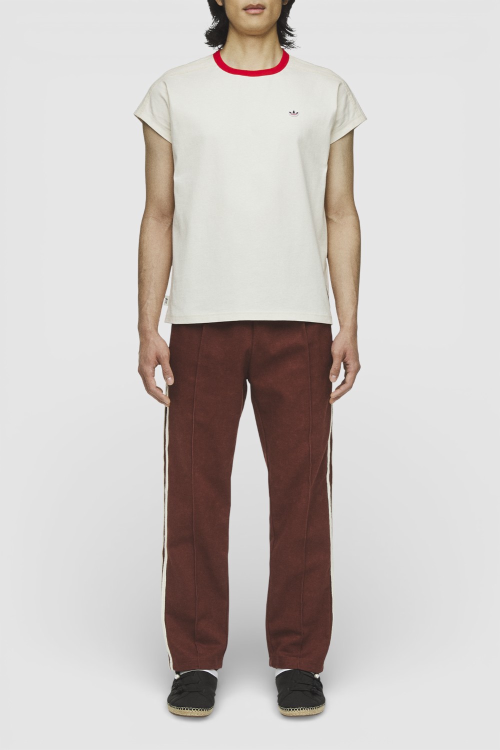 תמונת כל הלוק של מכנסי ג'וגר אדיסון צ'אן x אדידס